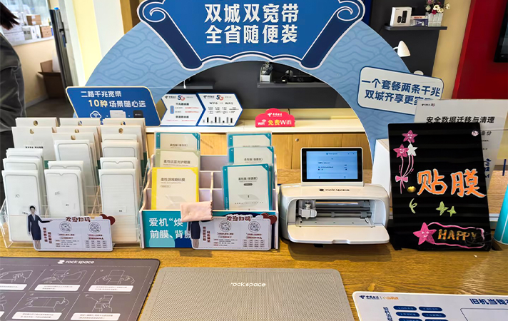 السبب في أن سوق آلة قطع واقي شاشة الهاتف المحمول حار جدا